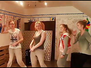 4 Hot Babes Dancing - 4 Heisse Weiber Tanzen