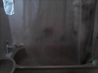 Macarena espiada en la ducha