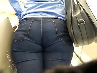 Candid milf ass in jeans on the escalator