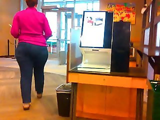 WiDe PLuMP ASS MaTuRe in JeaNs 