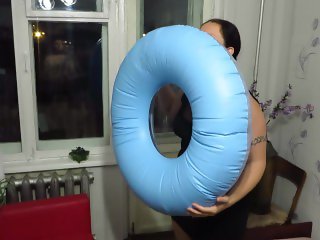 A mature aunt puffs up a circle and jumps on it. Inflatable fetish