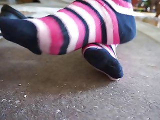 Meine Fuesse in den Socks meiner Schwester
