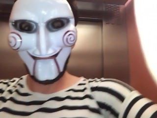 Jigsaw leaves his dungeon and go upstairs crossdressed to punish someone...