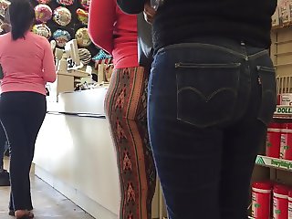 BUBBLE BOOTY MOM AND TEEN