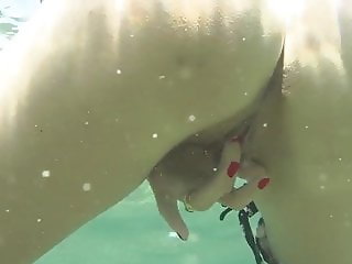 Big pussy lips filmed under the water