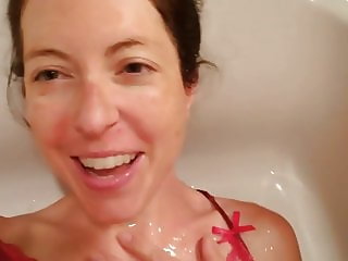 NO MAKEUP, SELF PISS PLAY IN TUB
